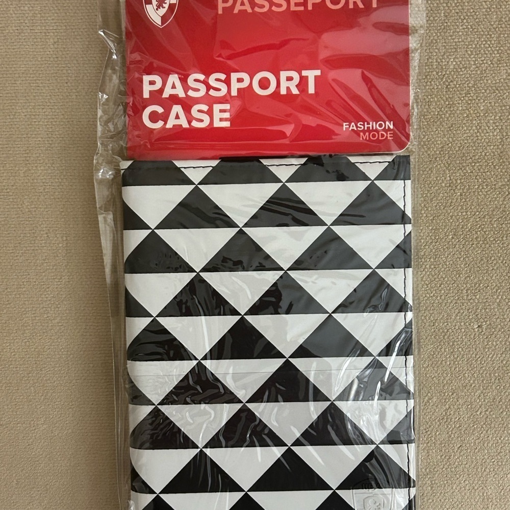 NWT Heys Black and White Triangles Passport Holder - Picture 3 of 5